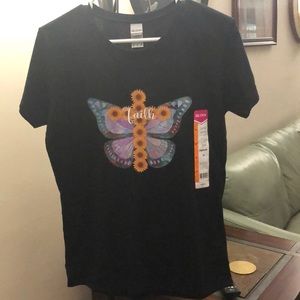 Gildan women’s t-shirt, medium size